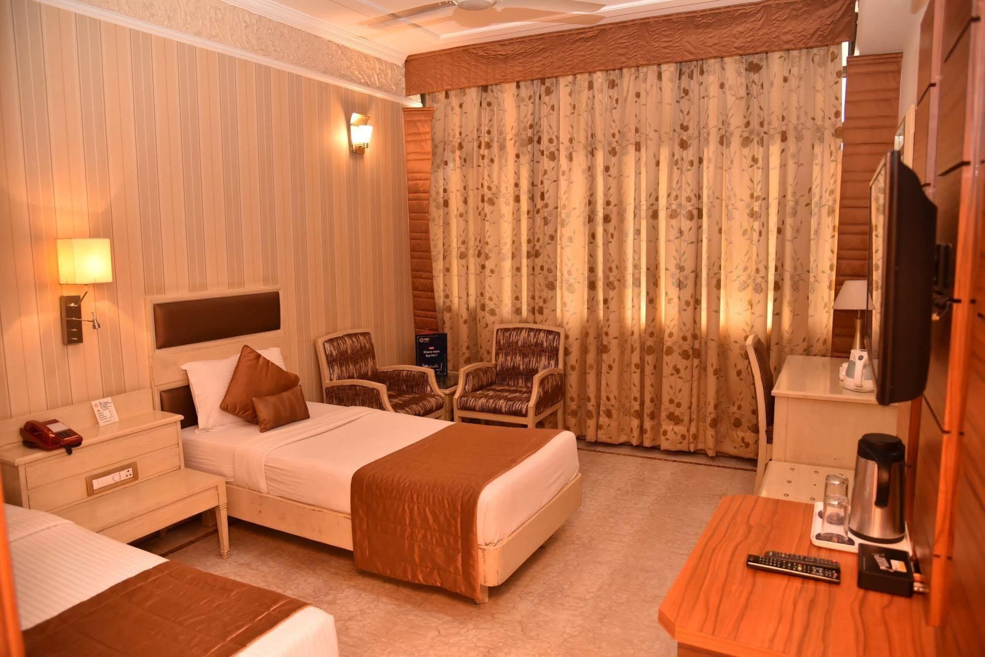Hotel Park Grand Чандігарх Екстер'єр фото