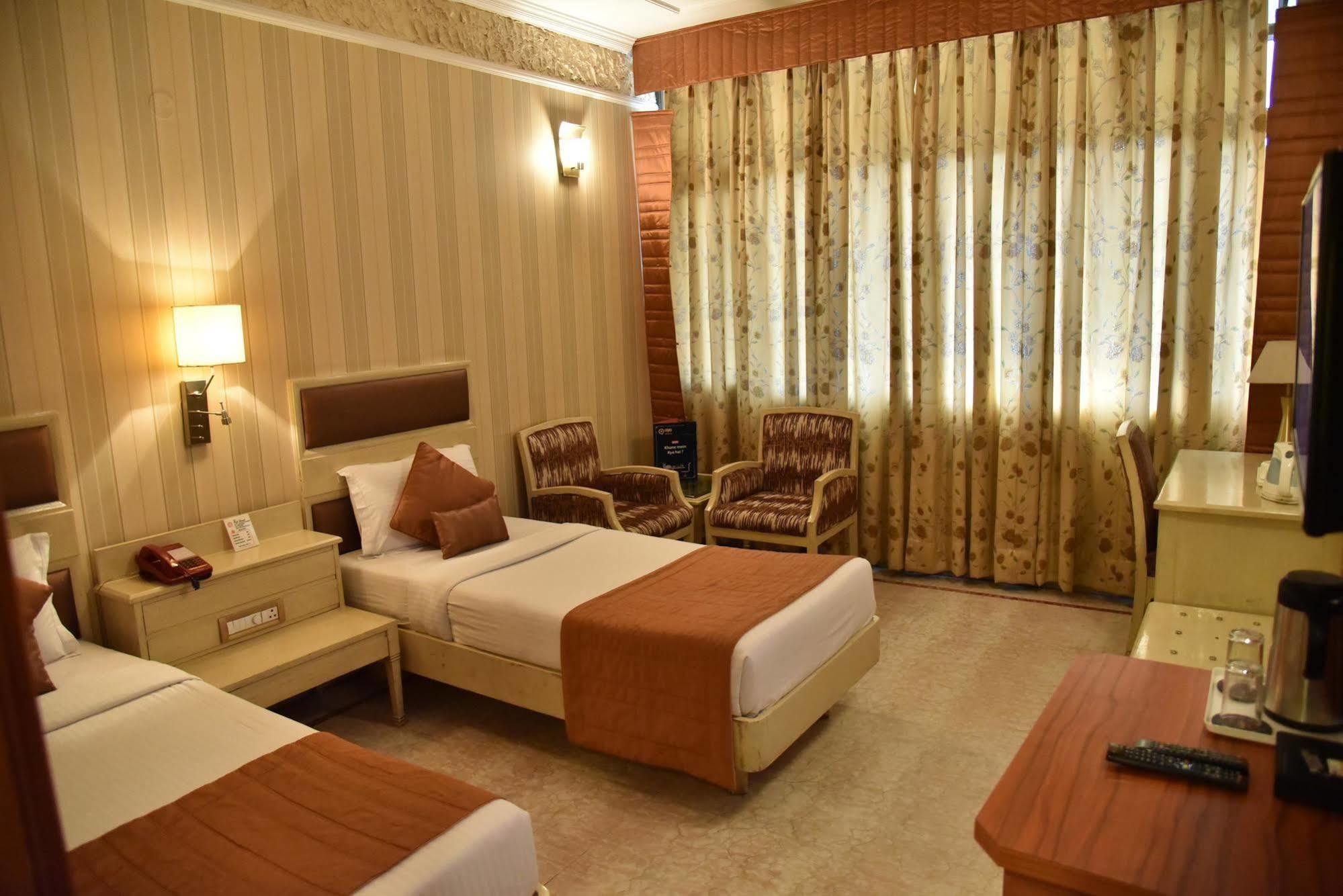 Hotel Park Grand Чандігарх Екстер'єр фото